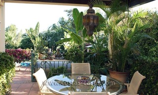 Villa de estilo andaluz a la venta en La Milla de Oro en Marbella 13