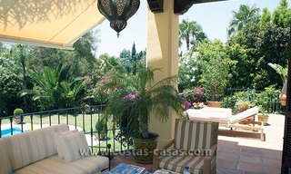 Villa de estilo andaluz a la venta en La Milla de Oro en Marbella 14
