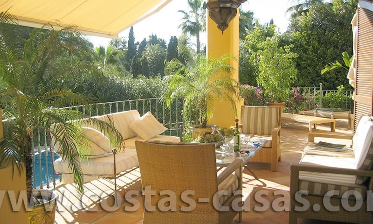 Villa de estilo andaluz a la venta en La Milla de Oro en Marbella 16