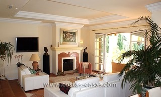 Villa de estilo andaluz a la venta en La Milla de Oro en Marbella 17