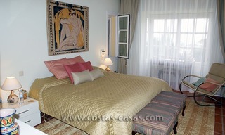 Villa de estilo andaluz a la venta en La Milla de Oro en Marbella 19