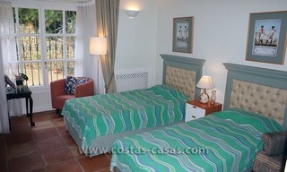 Villa de estilo andaluz a la venta en La Milla de Oro en Marbella 21