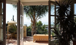Villa de estilo andaluz a la venta en La Milla de Oro en Marbella 22