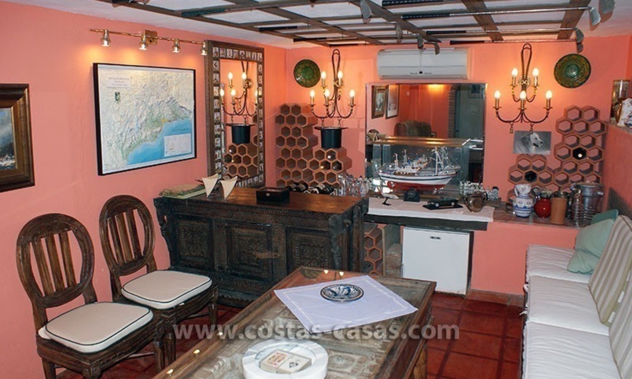 Villa de estilo andaluz a la venta en La Milla de Oro en Marbella 27