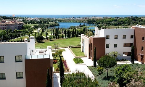 Nuevo apartamento de vacaciones de estilo moderno en alquiler un complejo de golf Marbella-Benahavis en la Costa del Sol 