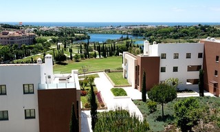 Nuevo apartamento de vacaciones de estilo moderno en alquiler un complejo de golf Marbella-Benahavis en la Costa del Sol 0
