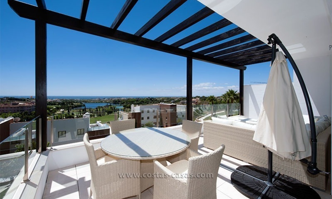 Nuevo apartamento de vacaciones de estilo moderno en alquiler un complejo de golf Marbella-Benahavis en la Costa del Sol 3