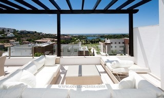 Nuevo apartamento de vacaciones de estilo moderno en alquiler un complejo de golf Marbella-Benahavis en la Costa del Sol 1