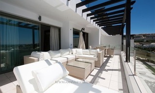 Nuevo apartamento de vacaciones de estilo moderno en alquiler un complejo de golf Marbella-Benahavis en la Costa del Sol 2