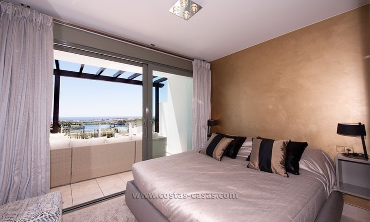 Nuevo apartamento de vacaciones de estilo moderno en alquiler un complejo de golf Marbella-Benahavis en la Costa del Sol 13
