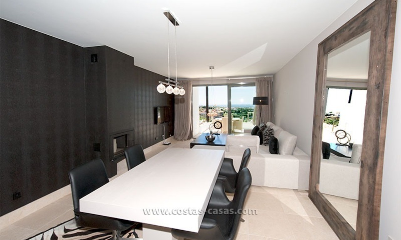 Nuevo apartamento de vacaciones de estilo moderno en alquiler un complejo de golf Marbella-Benahavis en la Costa del Sol 9