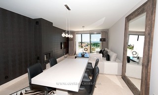 Nuevo apartamento de vacaciones de estilo moderno en alquiler un complejo de golf Marbella-Benahavis en la Costa del Sol 9
