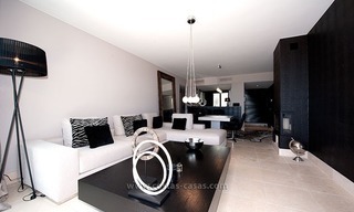 Nuevo apartamento de vacaciones de estilo moderno en alquiler un complejo de golf Marbella-Benahavis en la Costa del Sol 6