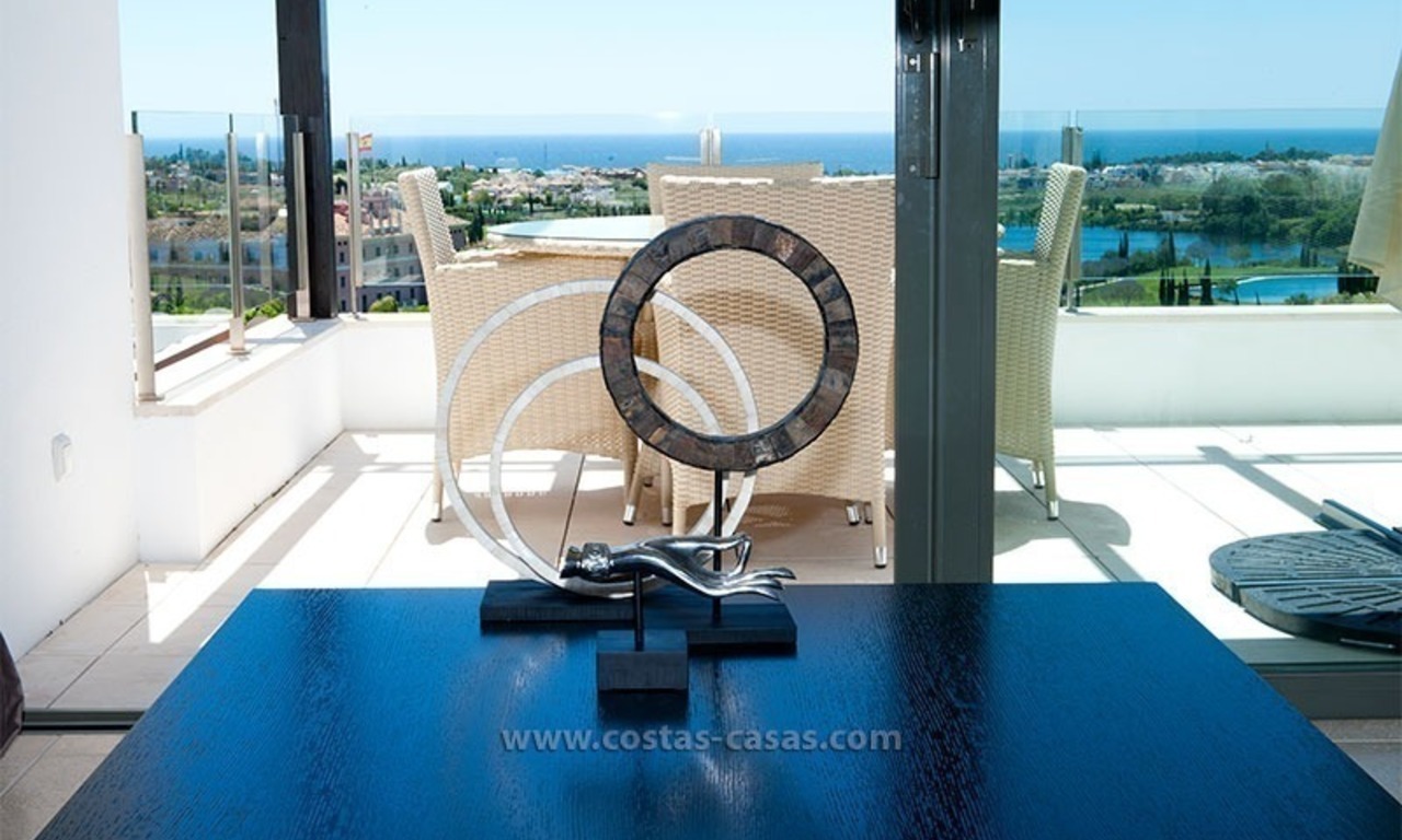 Nuevo apartamento de vacaciones de estilo moderno en alquiler un complejo de golf Marbella-Benahavis en la Costa del Sol 5