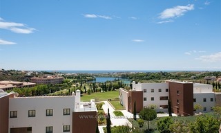 Nuevo apartamento de vacaciones de estilo moderno en alquiler un complejo de golf Marbella-Benahavis en la Costa del Sol 4