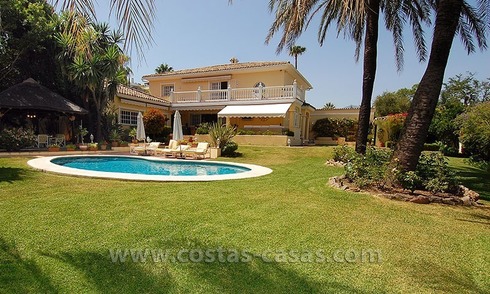 Villa de estilo andaluz para comprar cerca de San Pedro en Marbella 
