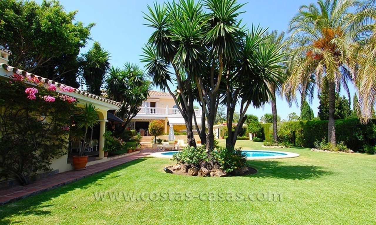 Villa de estilo andaluz para comprar cerca de San Pedro en Marbella 2