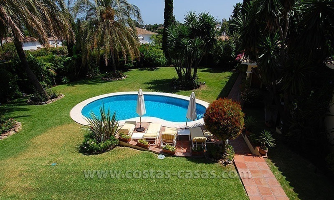 Villa de estilo andaluz para comprar cerca de San Pedro en Marbella 8