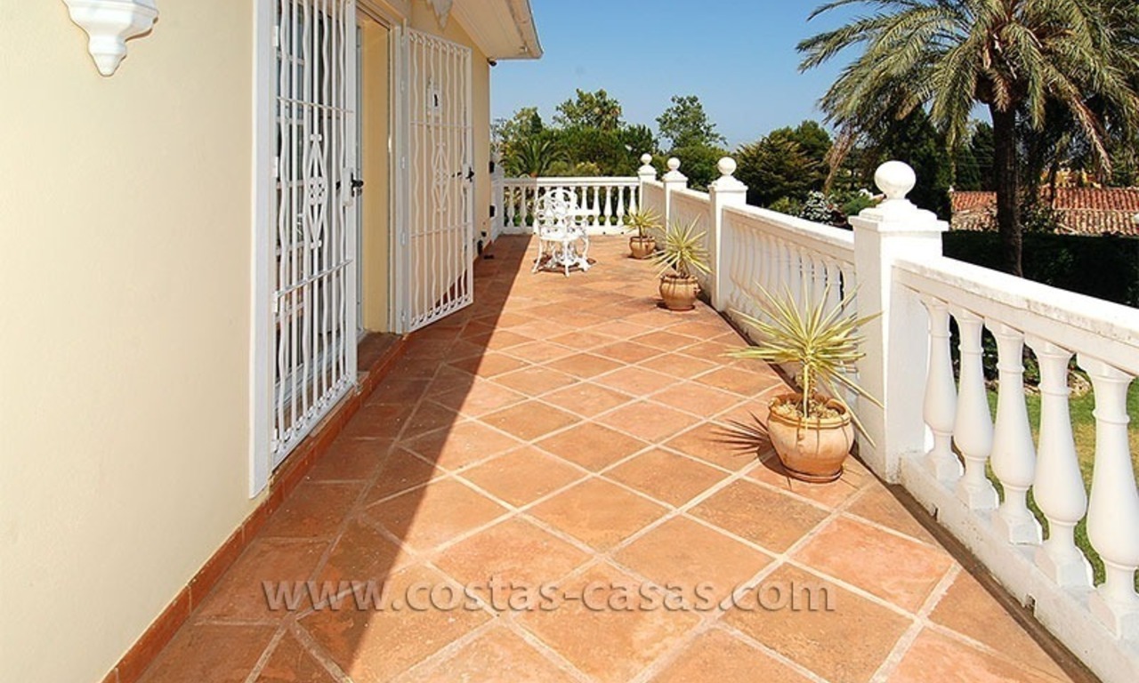 Villa de estilo andaluz para comprar cerca de San Pedro en Marbella 14