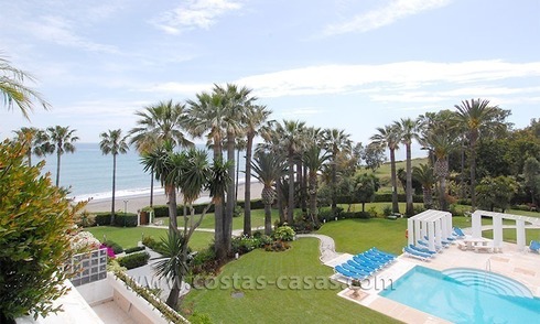 Apartamento ático de lujo en primera línea de mar a la venta, complejo frontal al mar exclusive en la Nueva Milla de Oro, Marbella - Estepona 