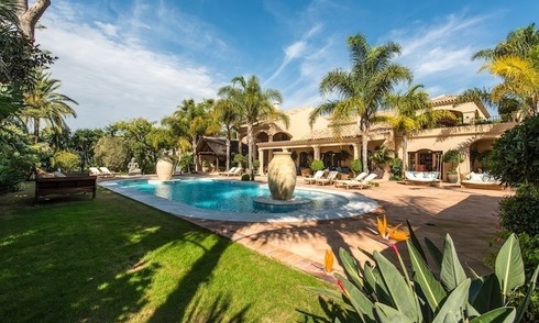 Exclusiva villa junto a la playa a la venta en Marbella 