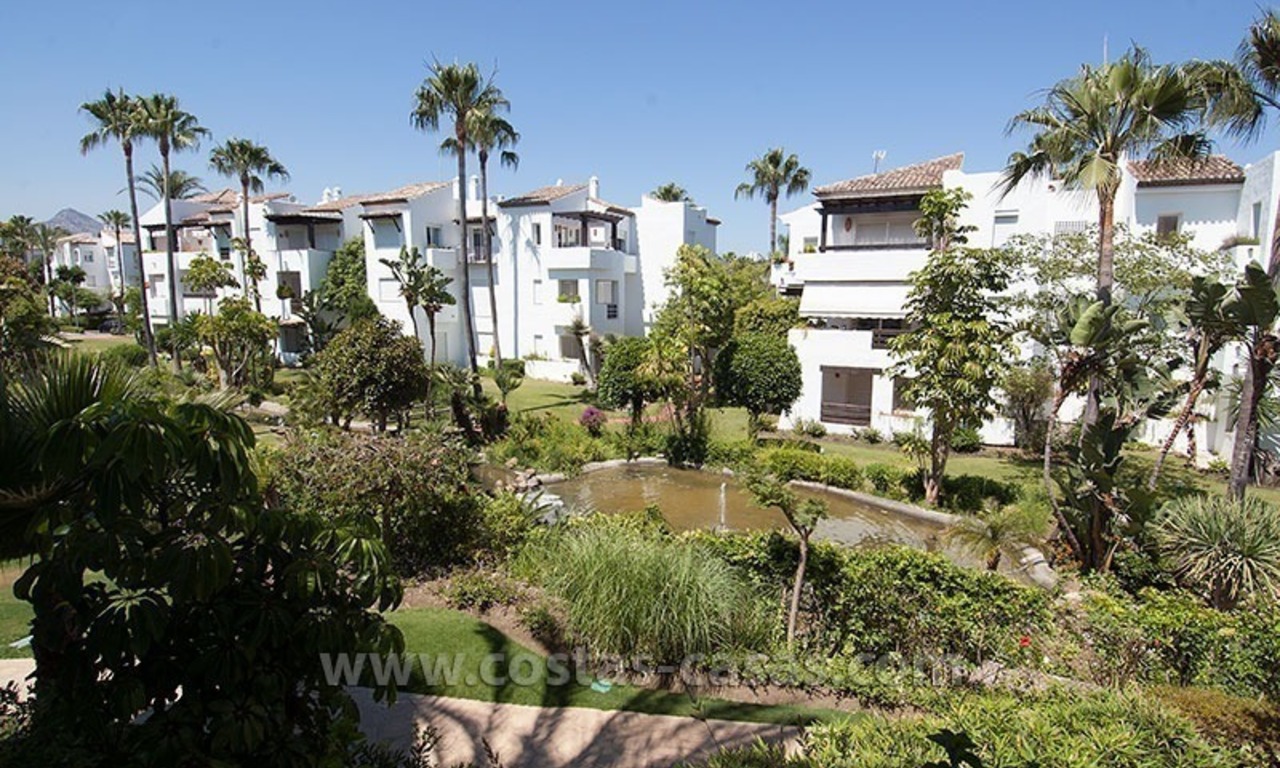 Apartamento de lujo en la playa a la venta en complejo frente al mar, Nueva Milla de Oro, Marbella - Estepona 1