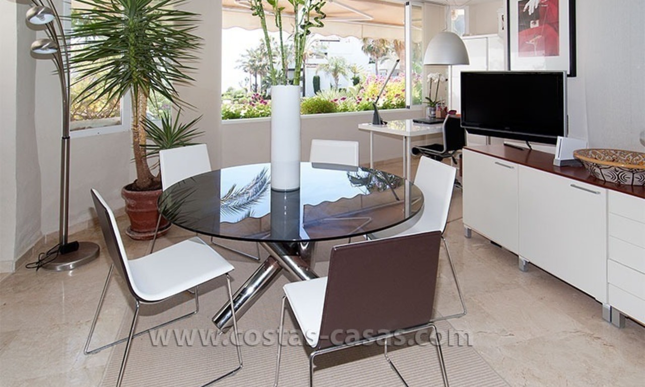 Apartamento de lujo en la playa a la venta en complejo frente al mar, Nueva Milla de Oro, Marbella - Estepona 4