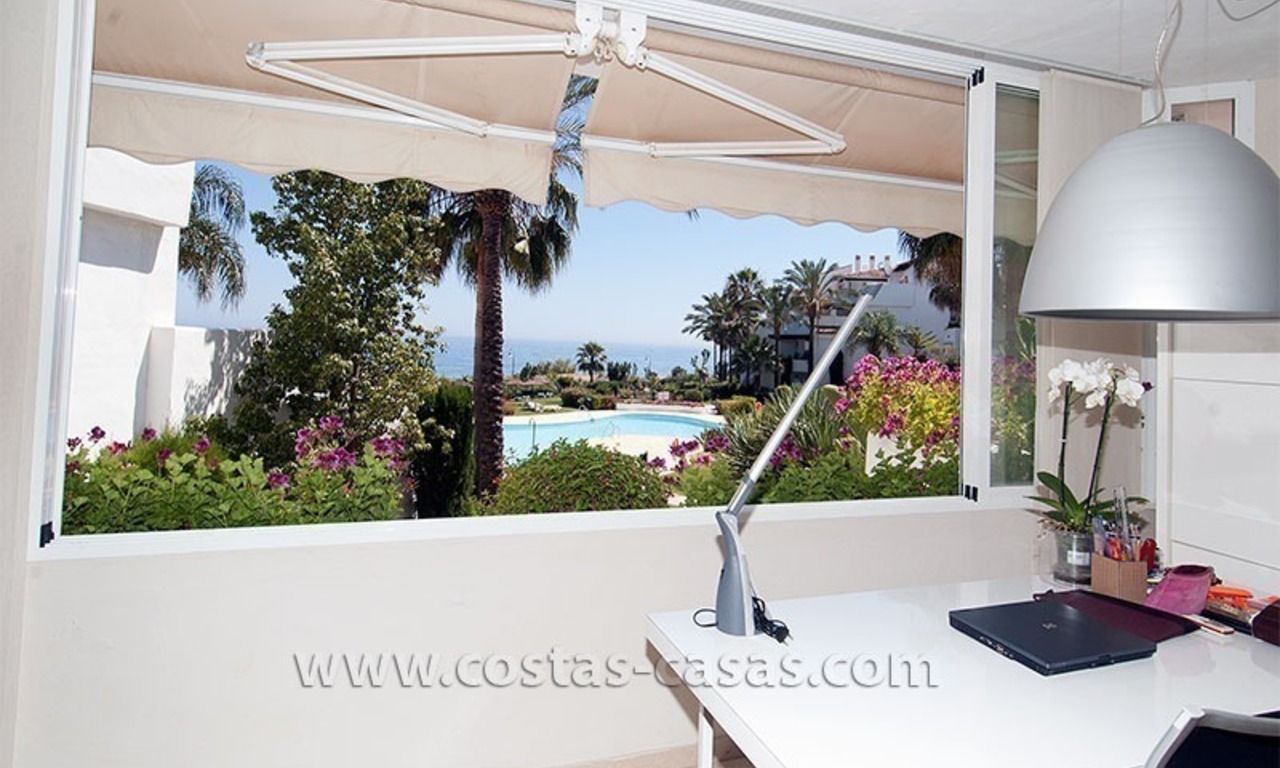 Apartamento de lujo en la playa a la venta en complejo frente al mar, Nueva Milla de Oro, Marbella - Estepona 6
