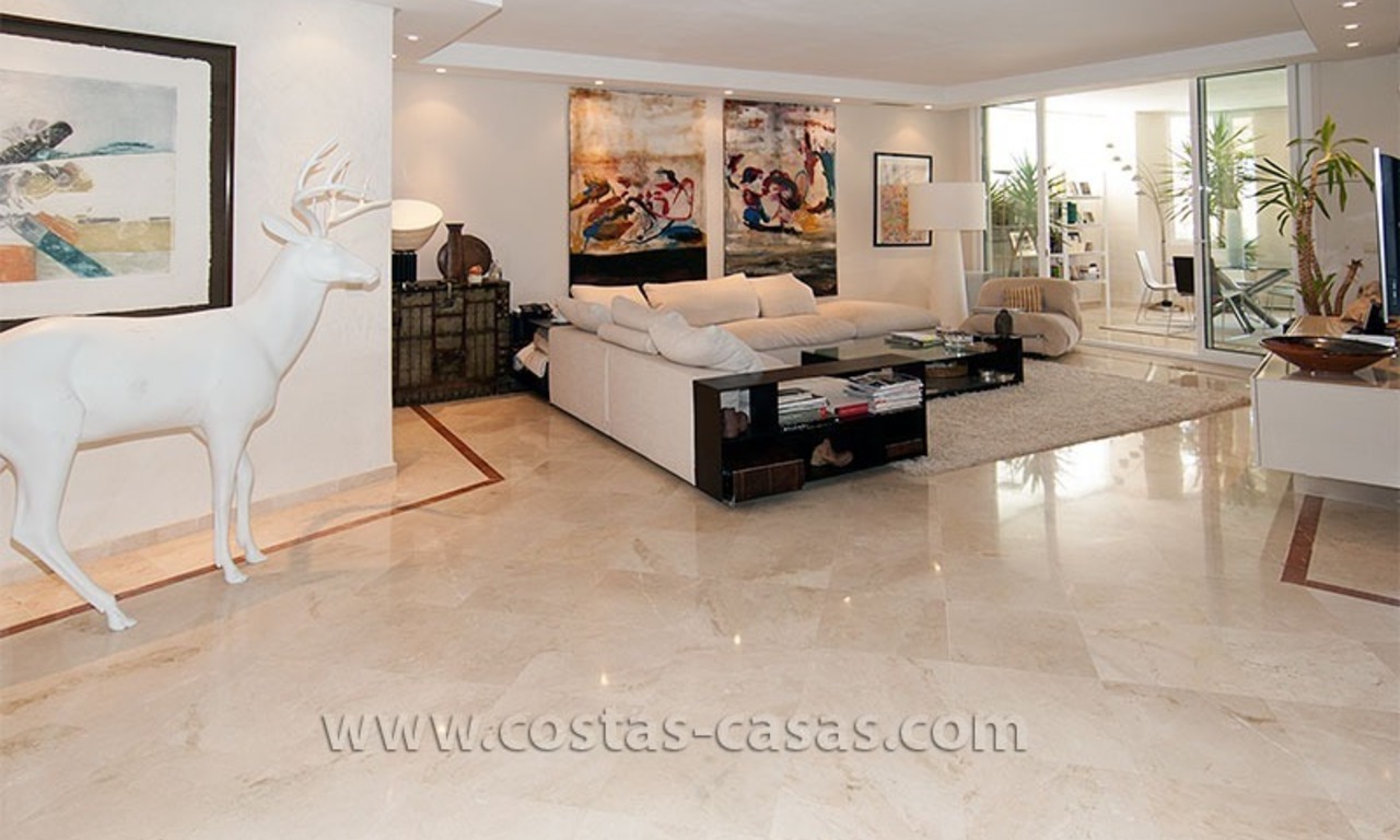 Apartamento de lujo en la playa a la venta en complejo frente al mar, Nueva Milla de Oro, Marbella - Estepona 3