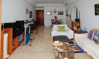 Apartamento en la playa a la venta, complejo en primera línea de playa, Nueva Milla de Oro, Marbella - Estepona 3
