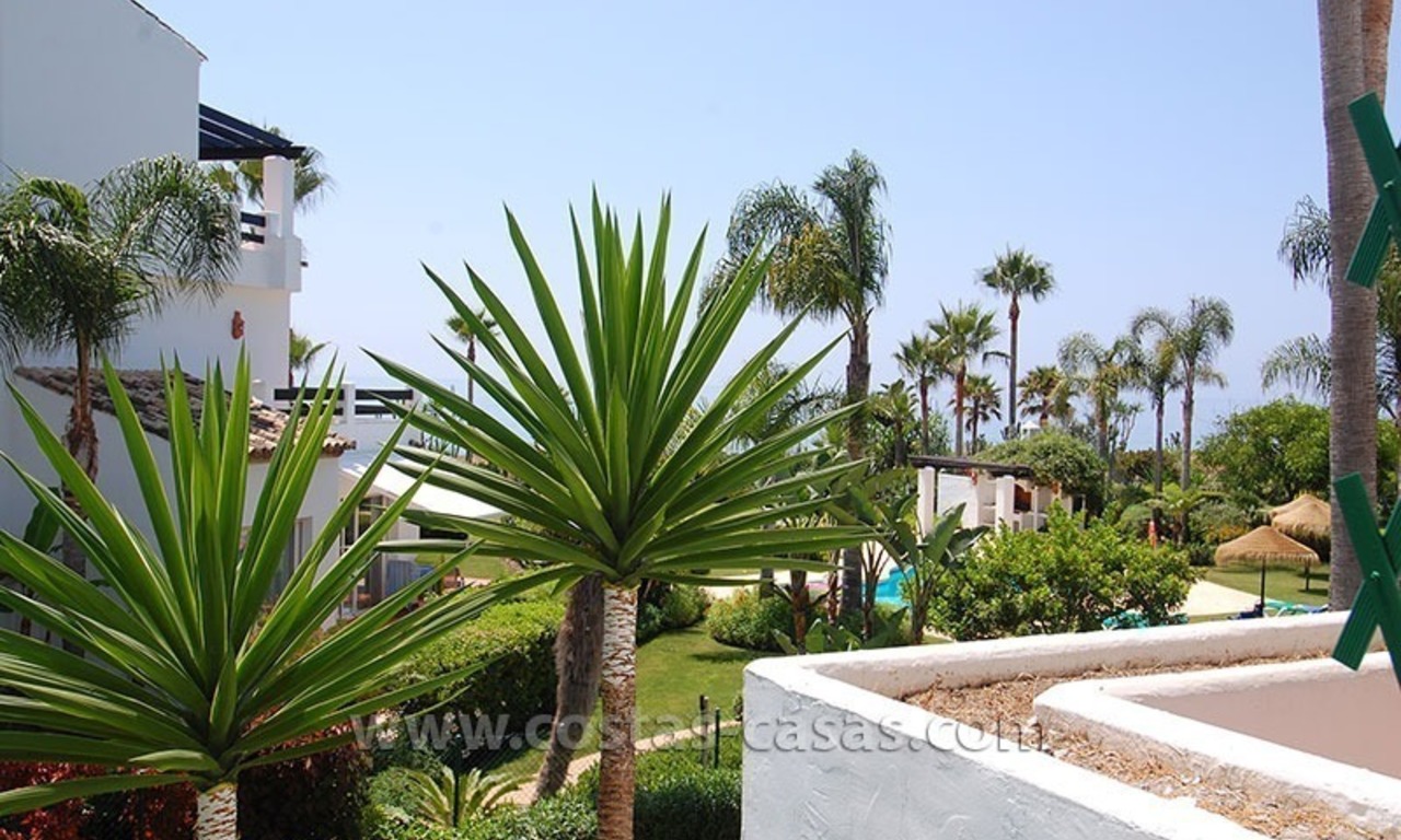 Apartamento en la playa a la venta, complejo en primera línea de playa, Nueva Milla de Oro, Marbella - Estepona 0