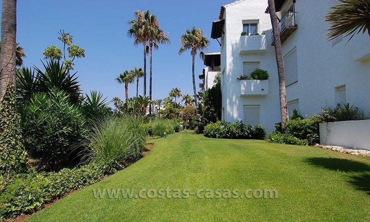 Apartamento en la playa a la venta, complejo en primera línea de playa, Nueva Milla de Oro, Marbella - Estepona 10