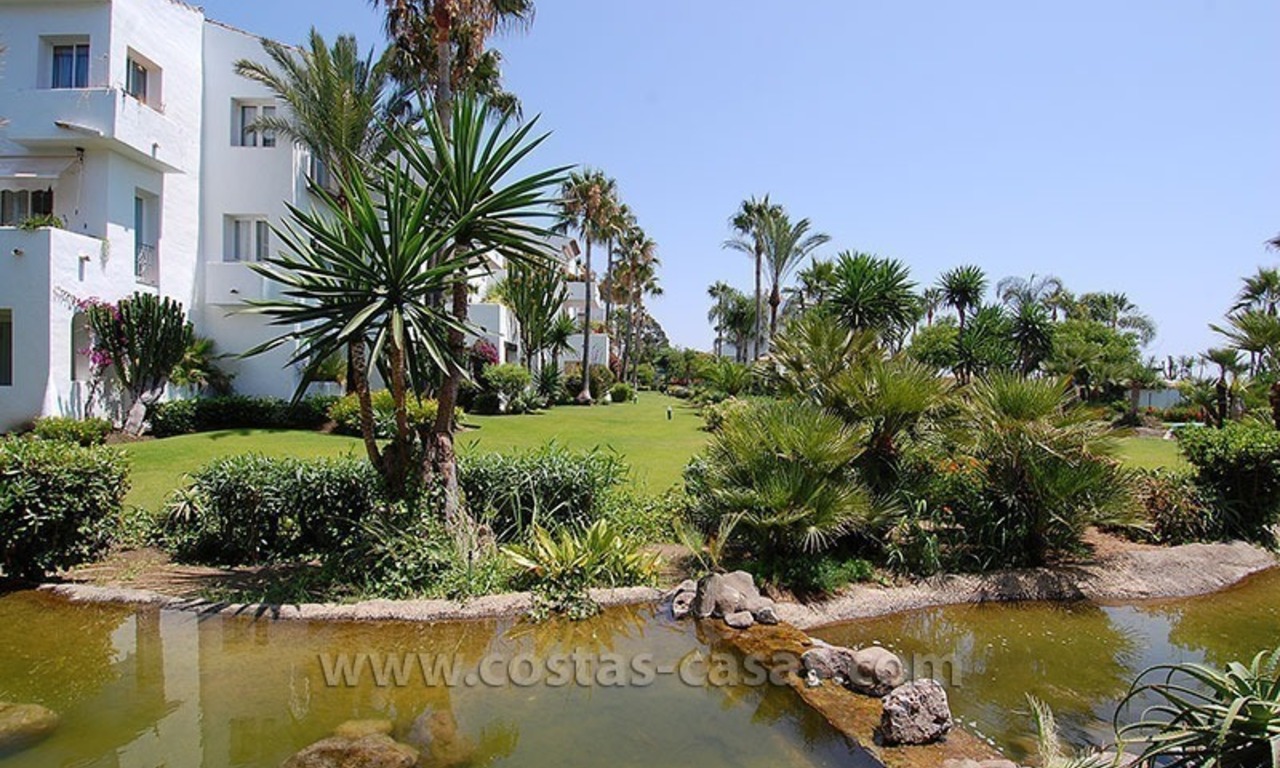 Apartamento en la playa a la venta, complejo en primera línea de playa, Nueva Milla de Oro, Marbella - Estepona 12