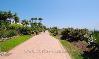 Apartamento en la playa a la venta, complejo en primera línea de playa, Nueva Milla de Oro, Marbella - Estepona 17