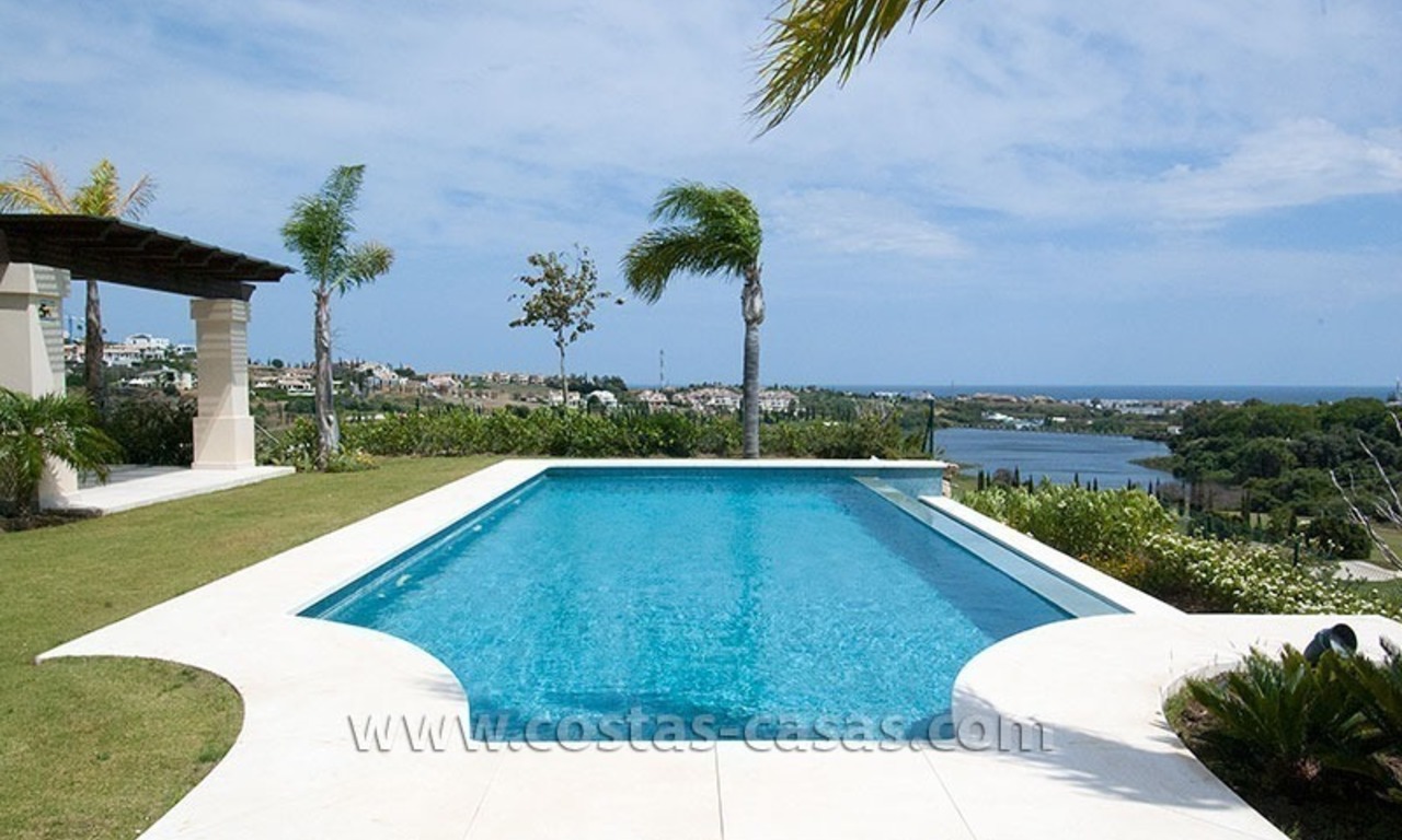 Villa estilo moderno andaluz a la venta, resort de golf, Nueva Milla de Oro entre Puerto Banús - Marbella, Benahavis - Estepona 3