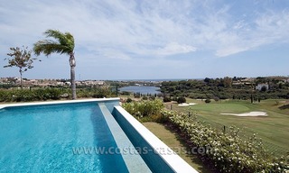 Villa estilo moderno andaluz a la venta, resort de golf, Nueva Milla de Oro entre Puerto Banús - Marbella, Benahavis - Estepona 4