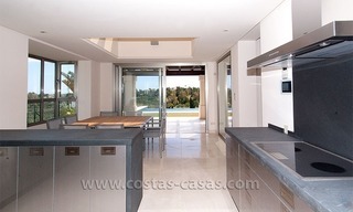Villa estilo moderno andaluz a la venta, resort de golf, Nueva Milla de Oro entre Puerto Banús - Marbella, Benahavis - Estepona 15
