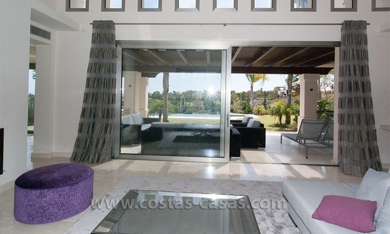 Villa estilo moderno andaluz a la venta, resort de golf, Nueva Milla de Oro entre Puerto Banús - Marbella, Benahavis - Estepona 9