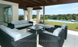 Villa estilo moderno andaluz a la venta, resort de golf, Nueva Milla de Oro entre Puerto Banús - Marbella, Benahavis - Estepona 10