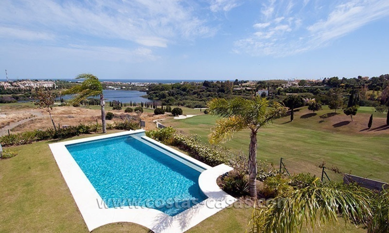 Villa estilo moderno andaluz a la venta, resort de golf, Nueva Milla de Oro entre Puerto Banús - Marbella, Benahavis - Estepona 29