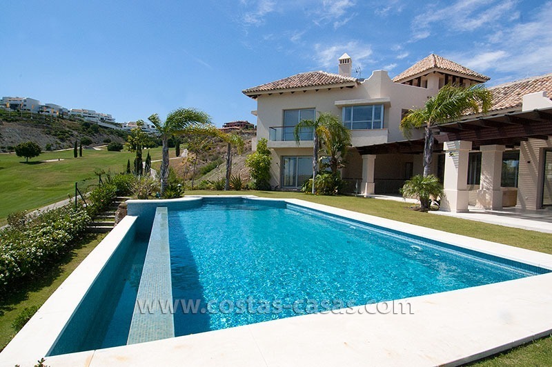 Villa estilo moderno andaluz a la venta, resort de golf, Nueva Milla de Oro entre Puerto Banús - Marbella, Benahavis - Estepona