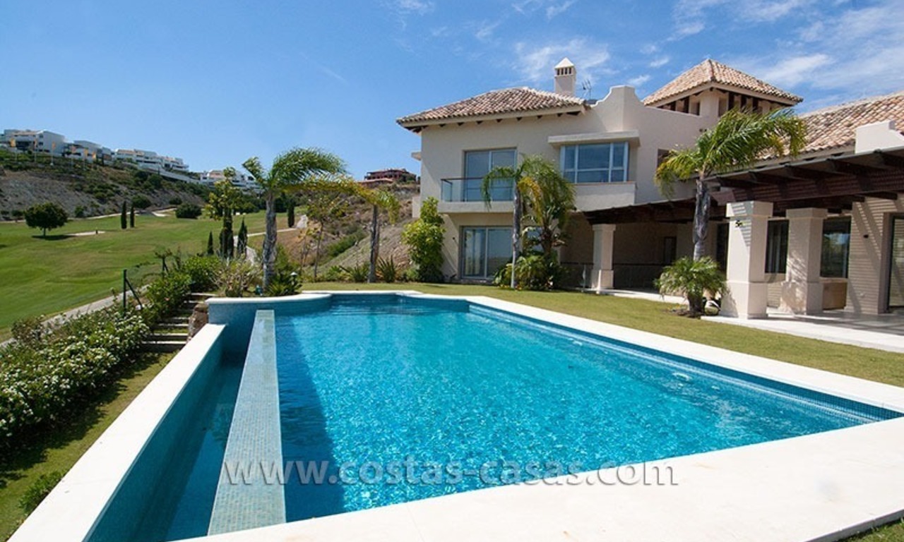 Villa estilo moderno andaluz a la venta, resort de golf, Nueva Milla de Oro entre Puerto Banús - Marbella, Benahavis - Estepona 0