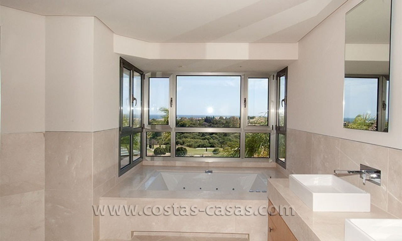 Villa estilo moderno andaluz a la venta, resort de golf, Nueva Milla de Oro entre Puerto Banús - Marbella, Benahavis - Estepona 31