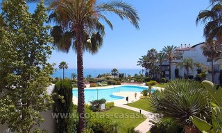 Apartamento de lujo en la playa a la venta en complejo frente al mar, Nueva Milla de Oro, Marbella - Estepona 0