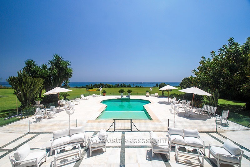 Villa situada en primera línea de playa en venta en Marbella