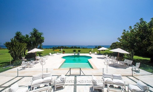 Villa situada en primera línea de playa en venta en Marbella 