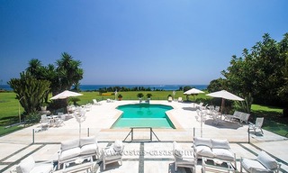 Villa situada en primera línea de playa en venta en Marbella 0