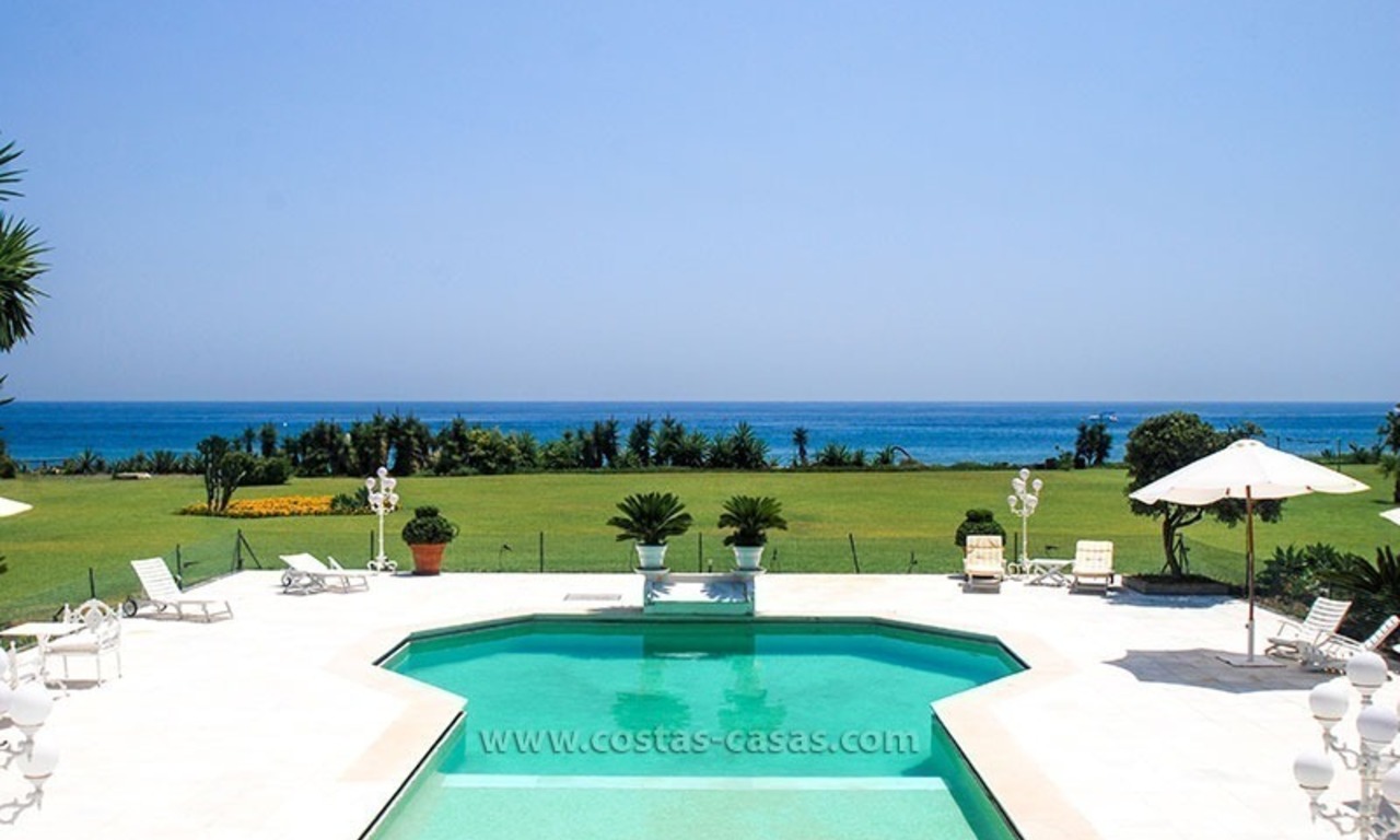 Villa situada en primera línea de playa en venta en Marbella 1