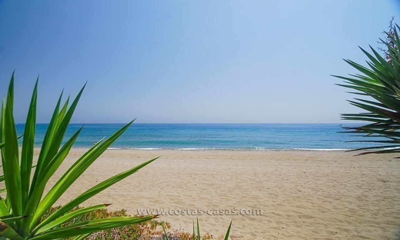 Villa situada en primera línea de playa en venta en Marbella 4