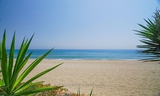 Villa situada en primera línea de playa en venta en Marbella 4
